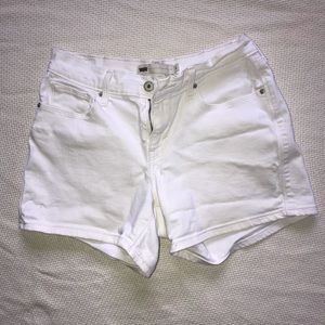 White Levi’s shorts